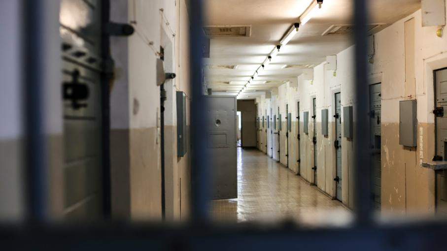 image d'intérieur d'un couloir de centre de détention