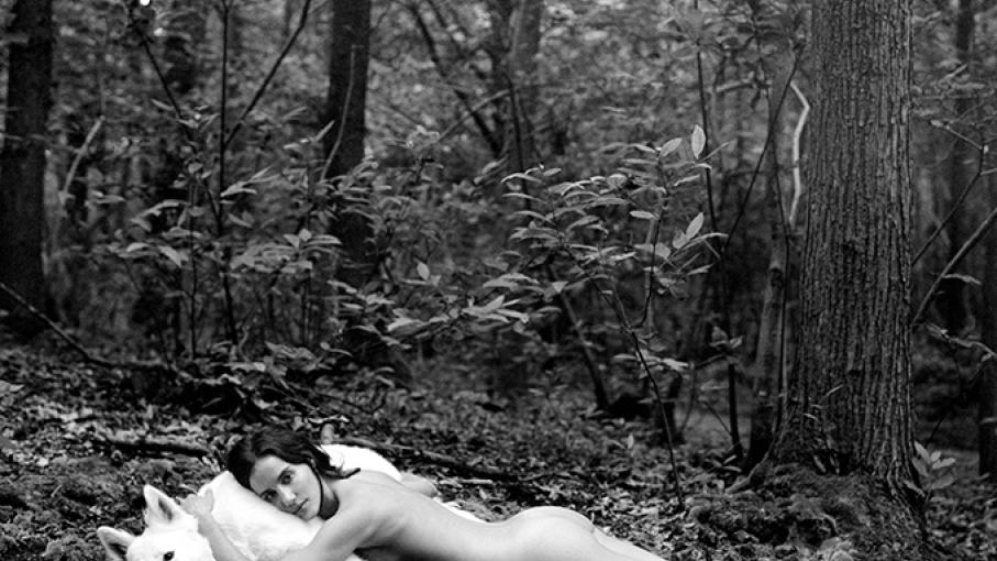 Photographie d'une femme allongée dans une forêt