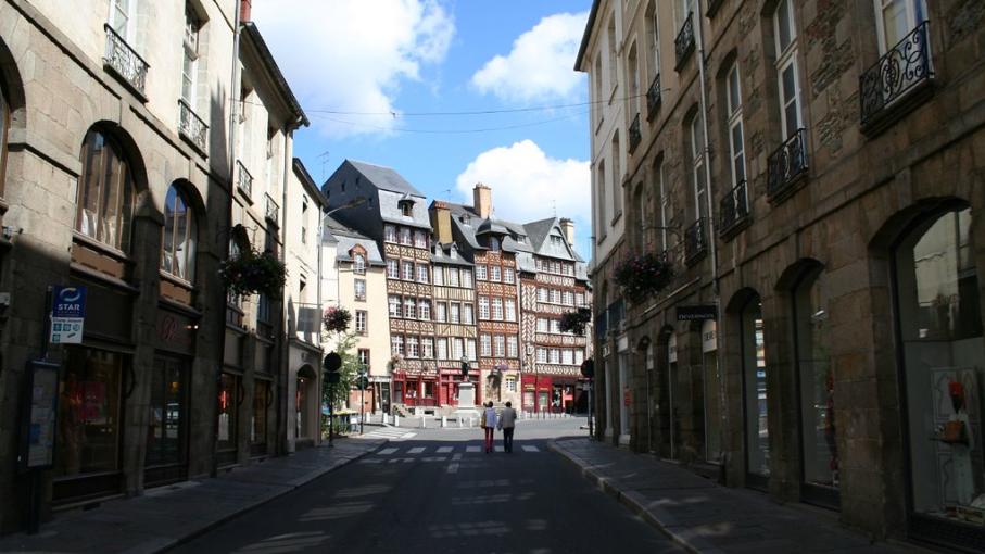 une rue de Rennes avec ses immeubles à colombages