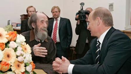 Photo d'une rencontre entre Soljénitsyne et Poutine
