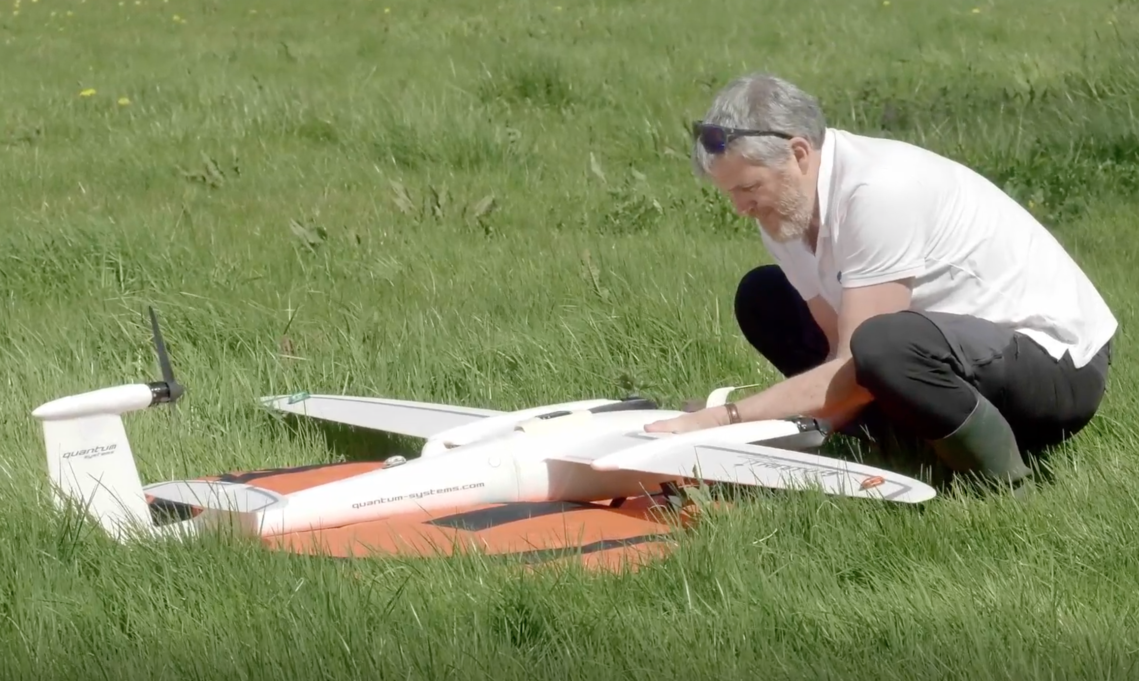 Thomas Houet et un drone avec des ailes