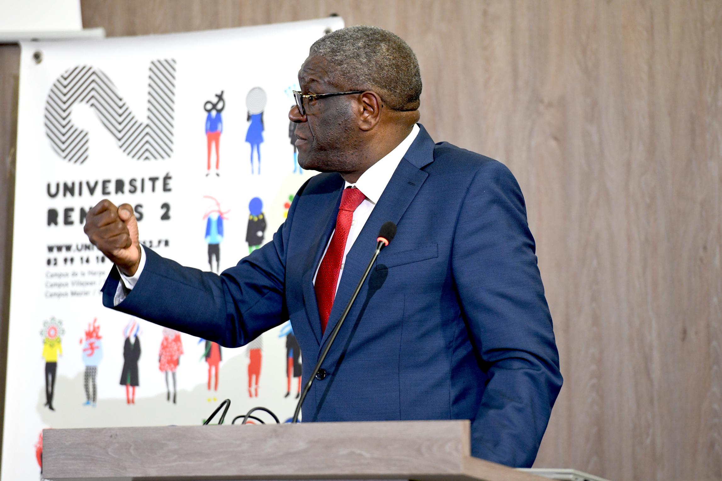 Denis Mukwege derrière un pupitre donne une conférence à l'Université Rennes 2