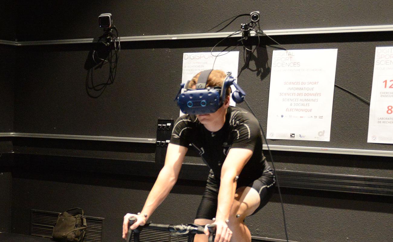 Photo d'une cycliste équipée d'un casque de réalité virtuelle