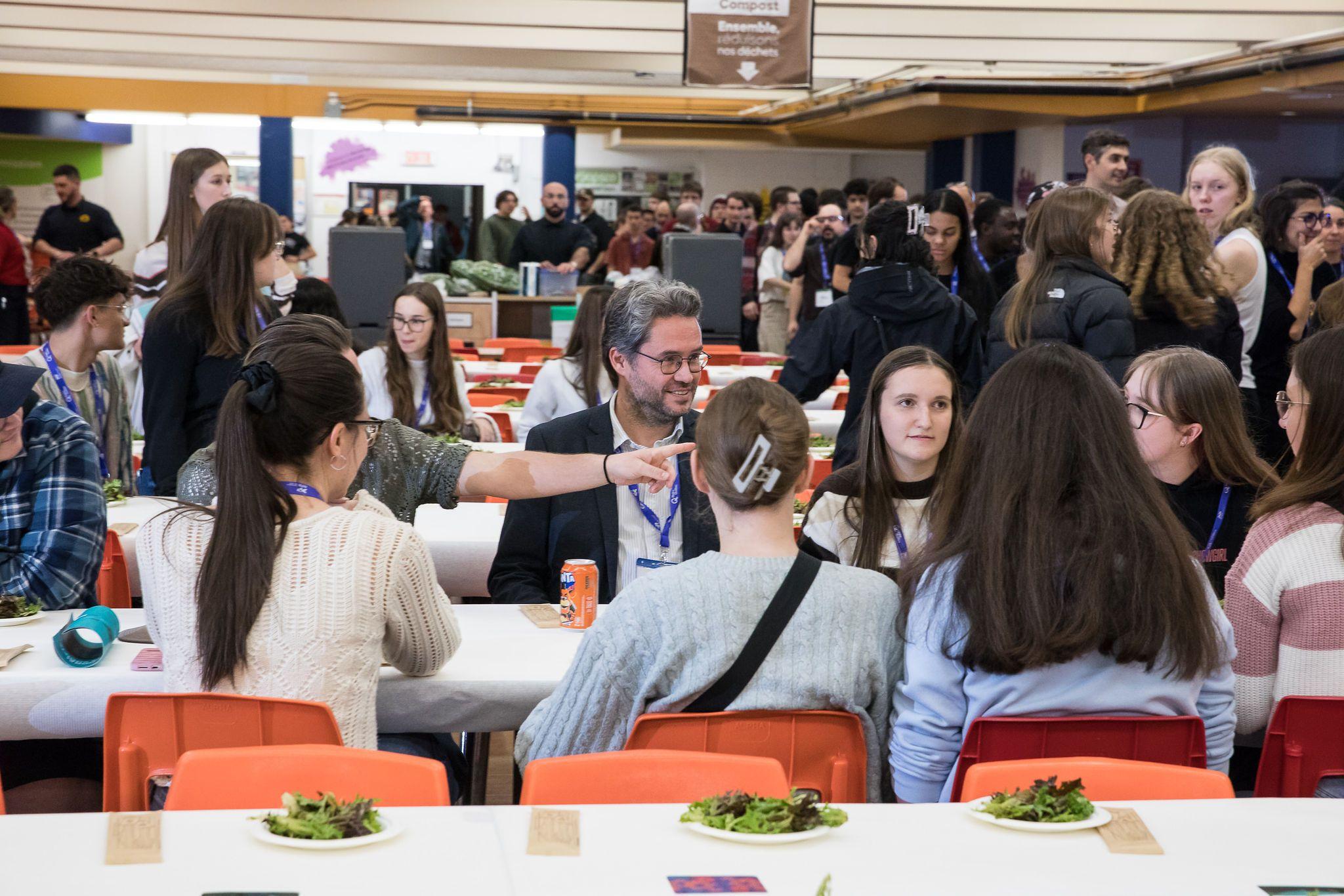 Sylvain Delouvée déjeunant avec des étudiantes au 26e Forum international Sciences Société