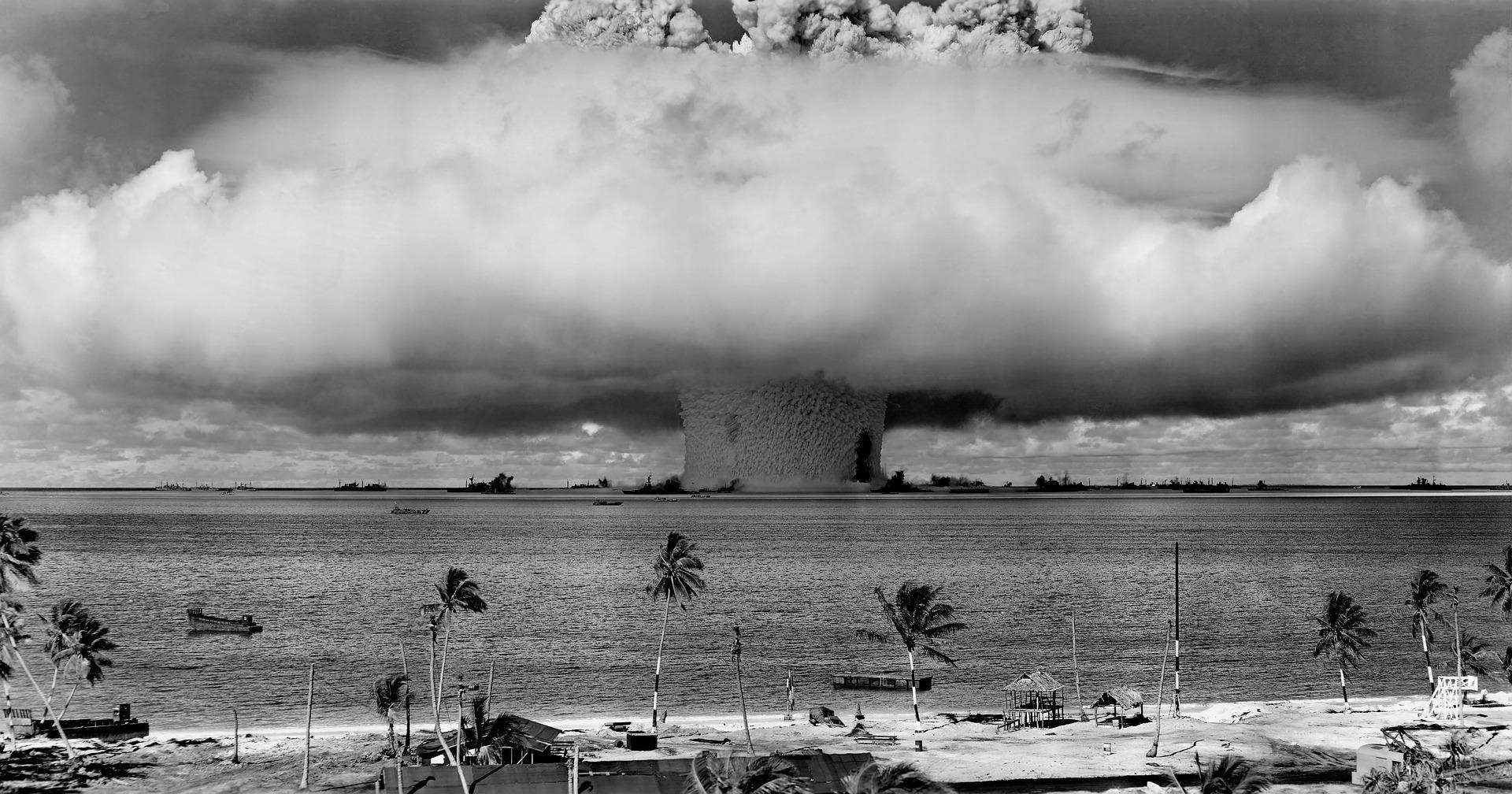 Image d'une explosion nucléaire par WikiImages de Pixabay