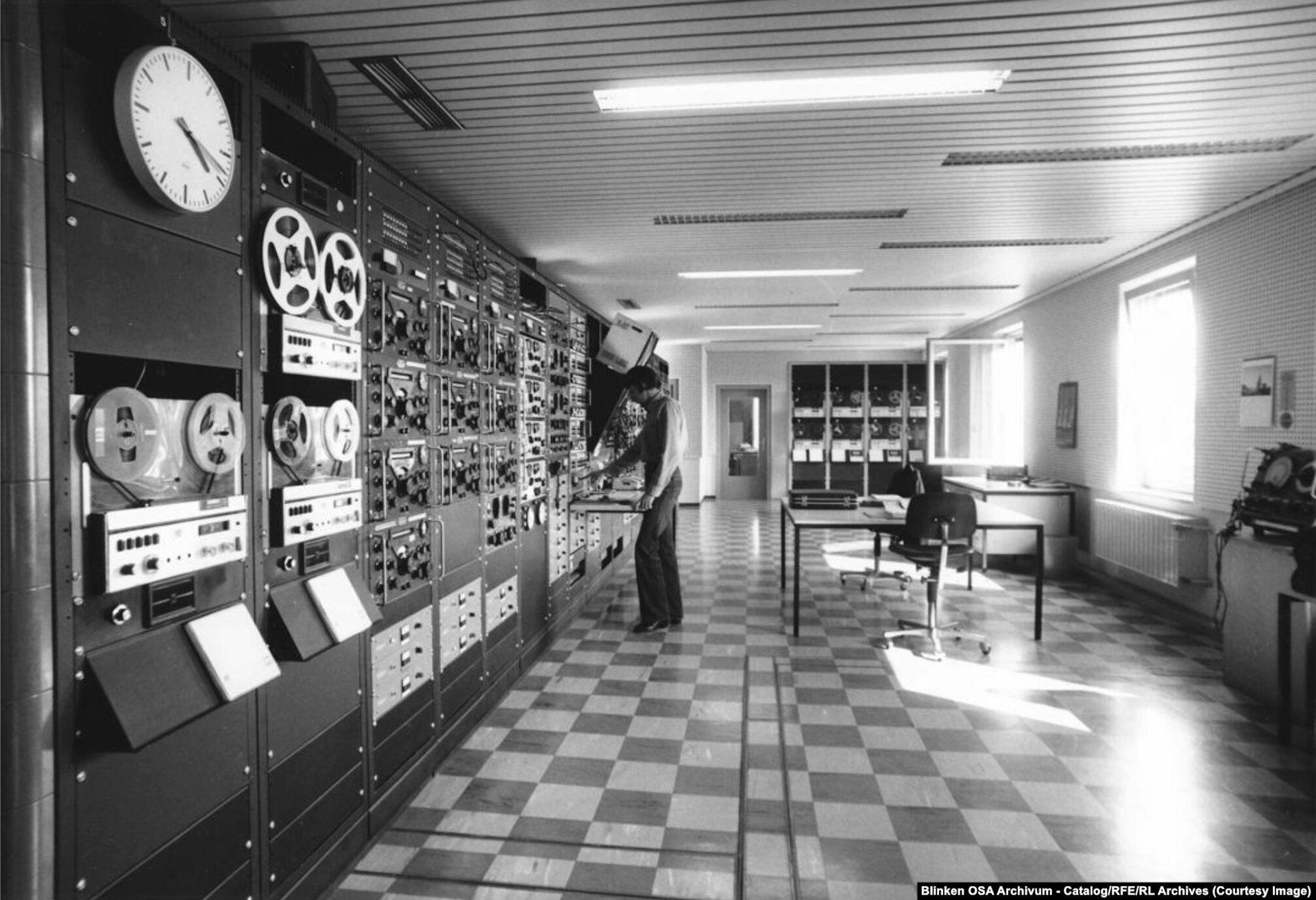 Photo de la salle des bobines dans les locaux de Radio Free Europe/Radio Liberty à Munich