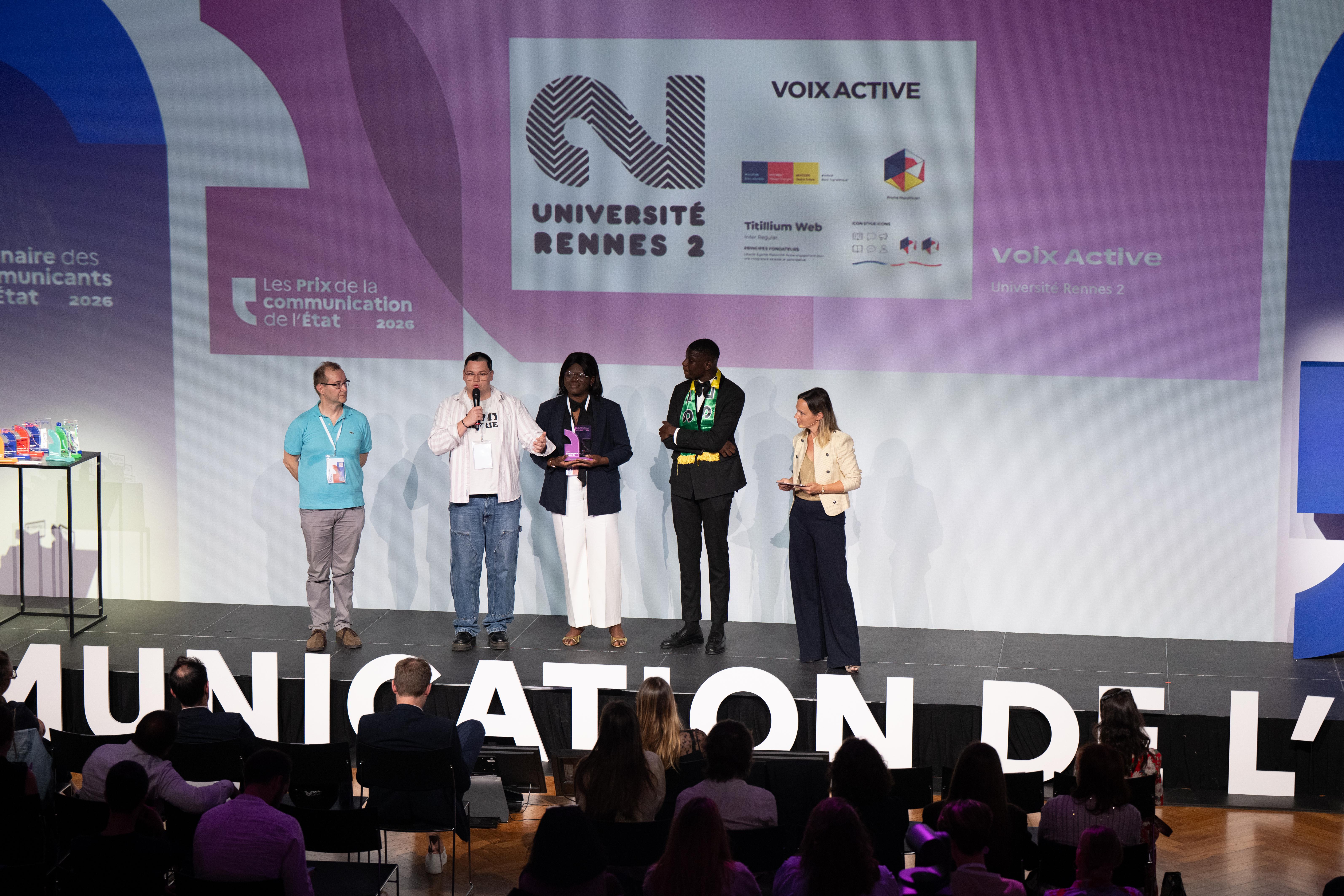 les étudiants lauréats reçoivent leur prix sur scène