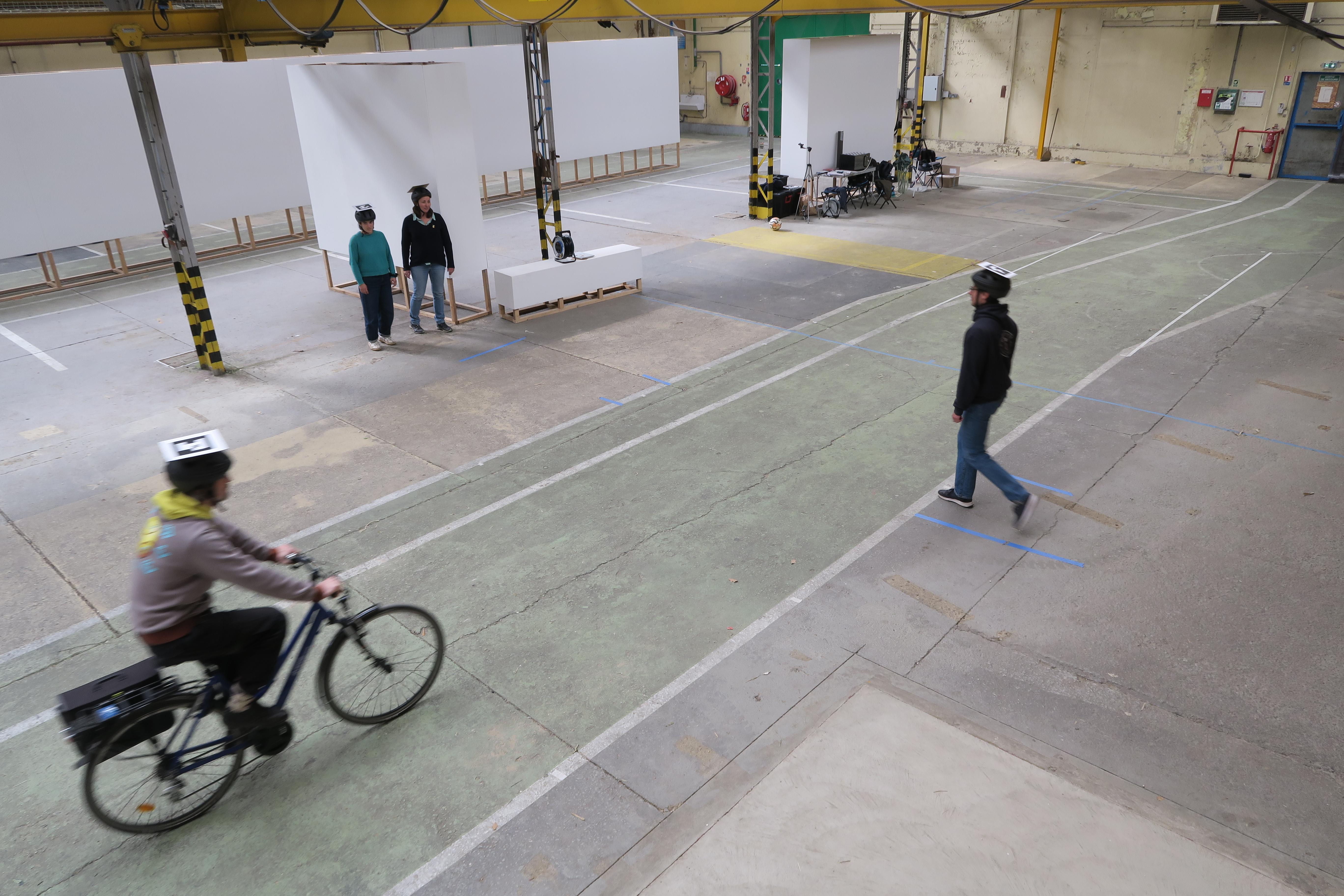 photo du dispositif expérimental montrant un cycliste et un piéton s'apprêtant à traverser devant lui