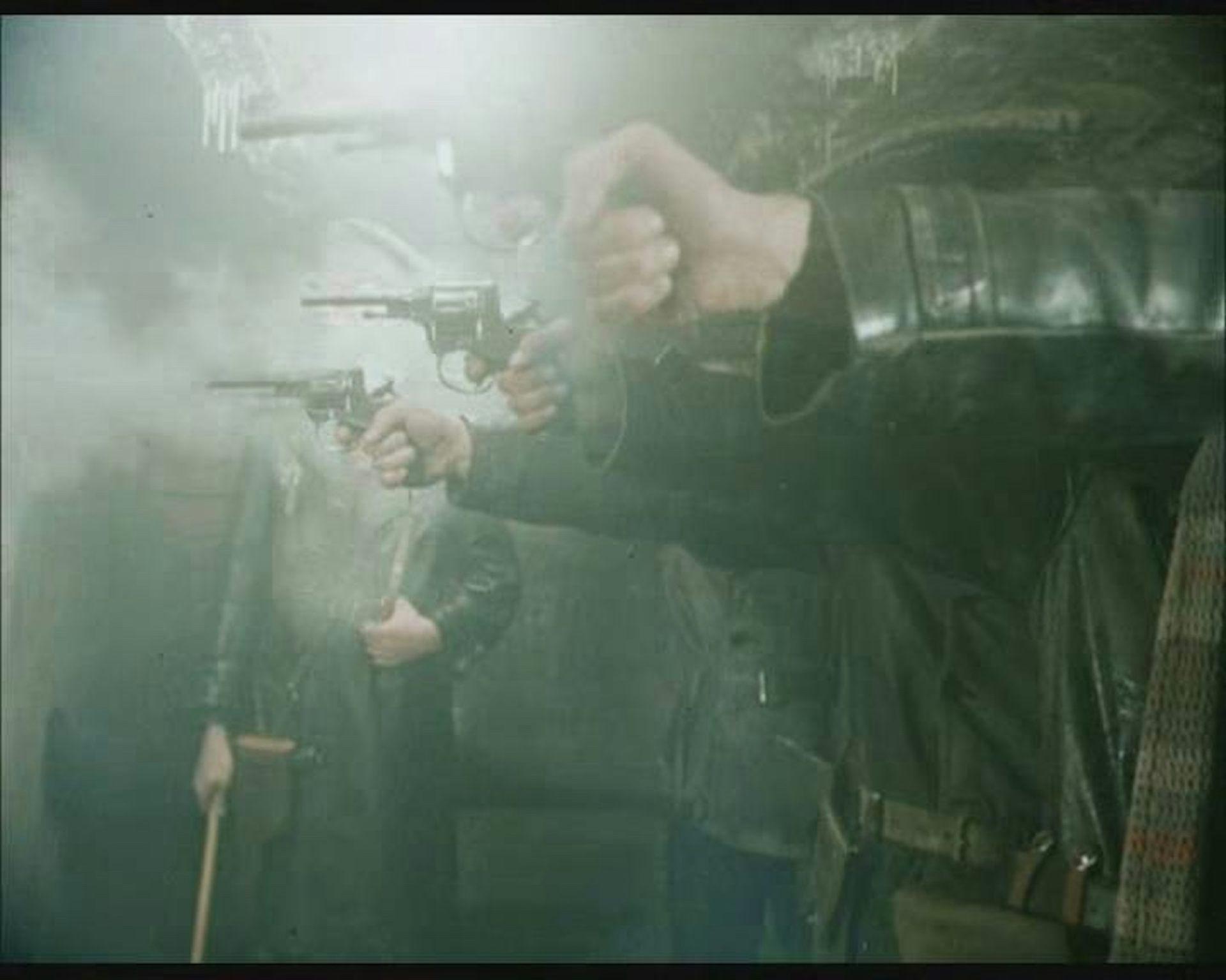  Scène du film montrant une exécution sommaire effectuée par la Tchéka.