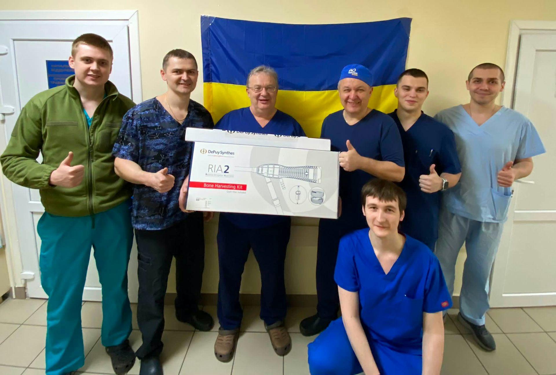 Andreï Volna, au centre, tient une boîte contenant un kit chirurgical de prélèvement osseux, en compagnie de ses collègues