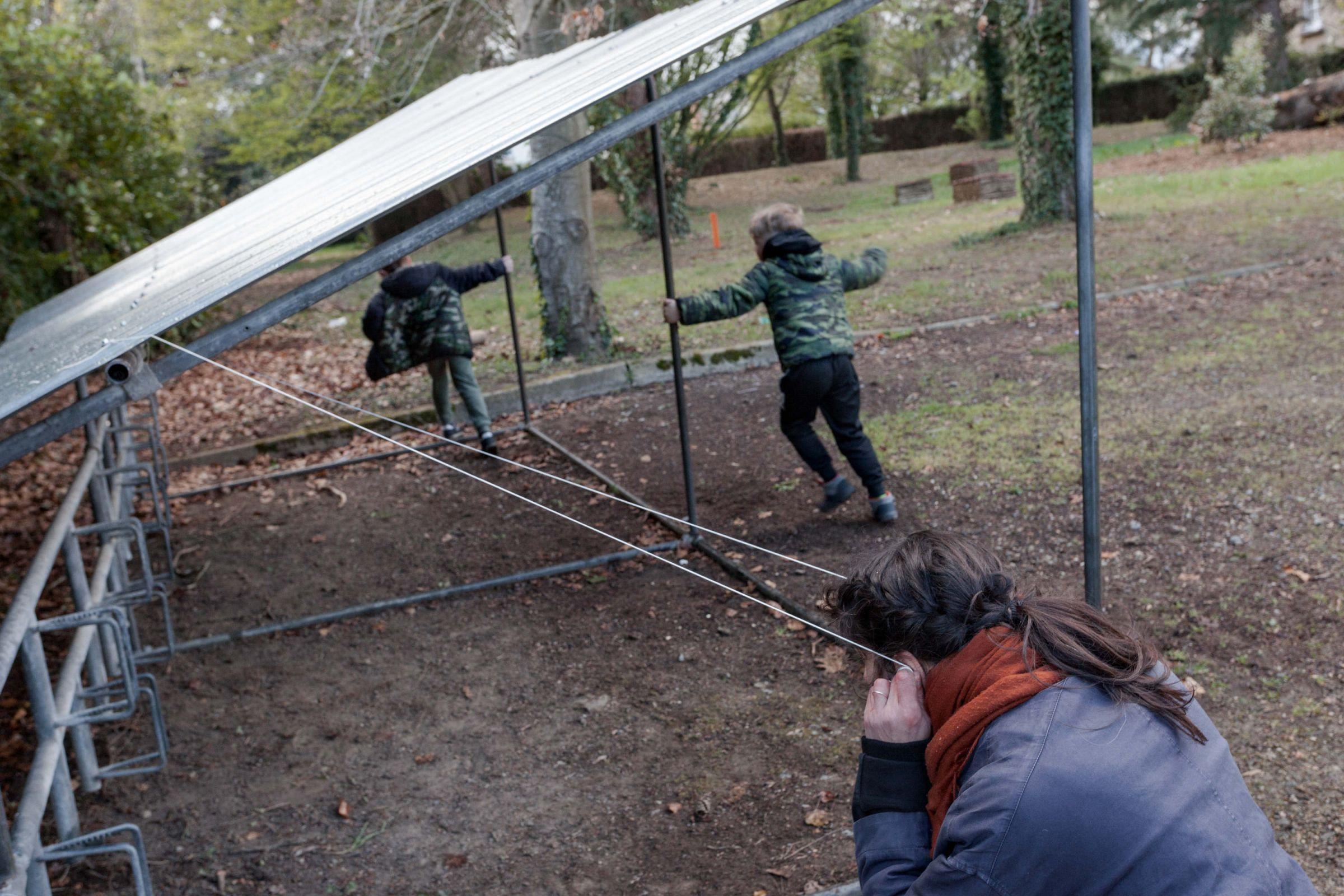 des enfants jouent dans un parc pour enfants