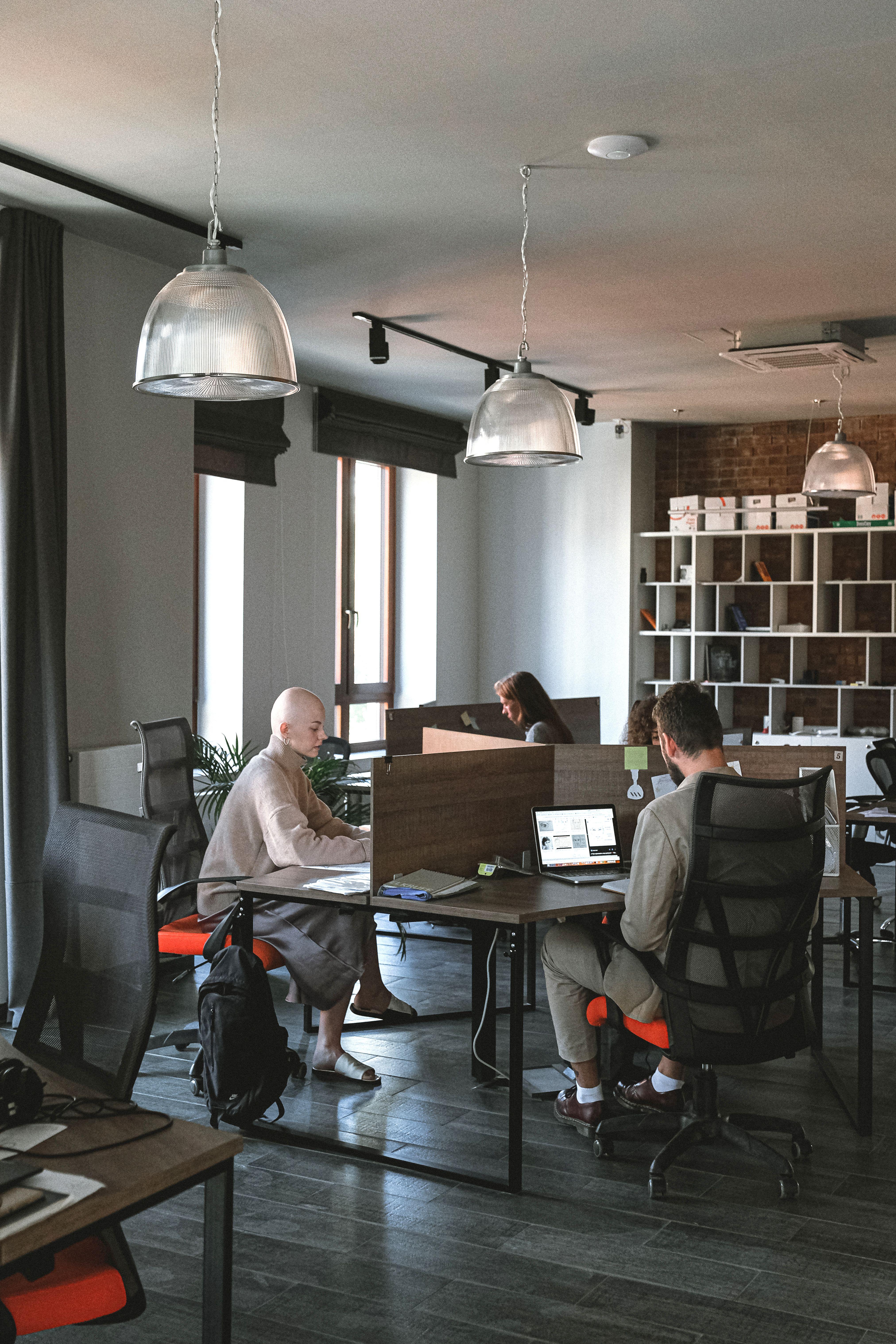 Espace de bureau en open space avec des collègues divers collaborant aux bureaux, design moderne