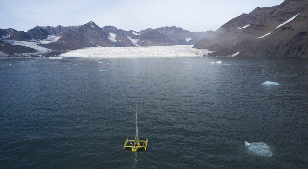 Le voilier d'Arctic Lab naviguant en Islande©北极实验室