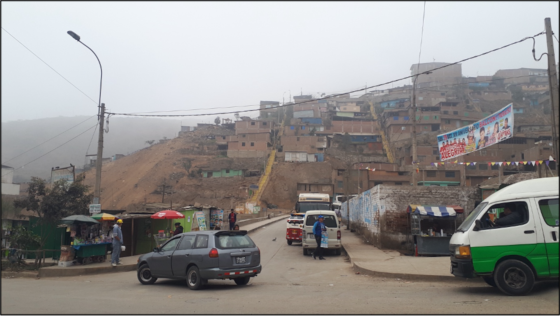 Quartier de Paraíso, sur les hauteurs de Villa María del Triunfo, en périphérie sud de Lima. À droite, on aperçoit un bus « combi »