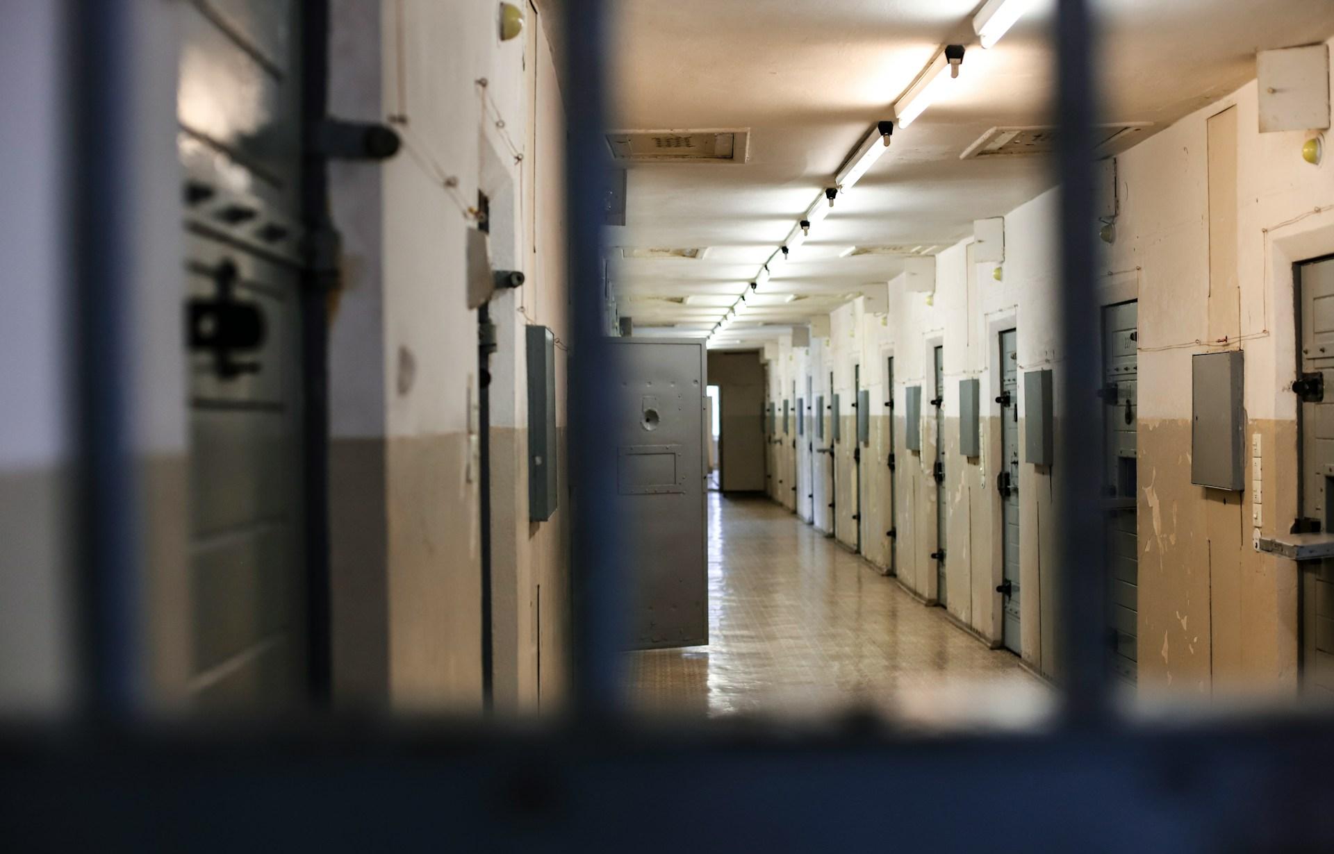 image d'intérieur d'un couloir de centre de détention