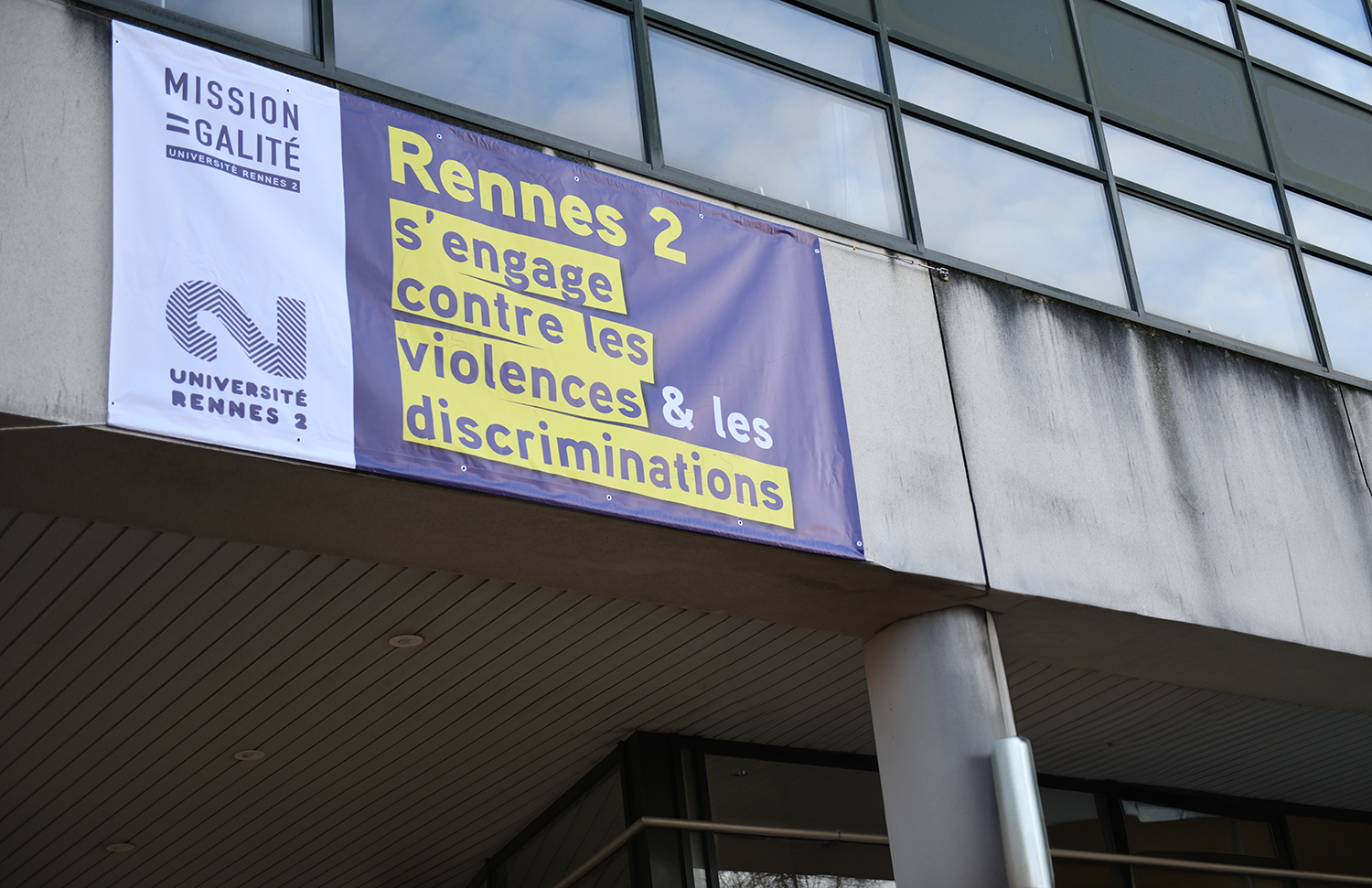 bâche sur le bâtiment présidence - Rennes 2 s'engage contre les violences et les discriminations