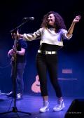 Mélodie Mô en train de performer sur scène