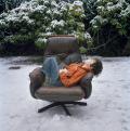 Jonathan, sur un fauteuil dans la neige