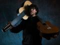 Olivier Pelmoine porte deux guitares