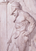 Photo d'un bas-relief en marbre représentant un guerrier en cuirasse et casque, appuyé sur sa lance devant une stèle funéraire.