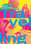 Affiche du festival Travelling 2026. L'image est coupé en deux parties. En haut on y voit deux femmes en train de mixer, une prote un casque l'autre lui fait fasse. Sur la deuxième partie de la photo, on y voit les deux mêmes femmes probablement à Los Angeles traverser la rue. Une porte des grandes lunettes et des grandes boucles de grandes créoles, l'autre un sac à main. Les deux photos sont très contrastés, avec la couleur jaune et rose. On y voit écrit par dessus "TRAVELLING", puis les dates du festival 