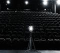 Photo d'une salle de spectacle vide du point de vue de la scène