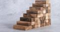 Escalier de bois fait en pièces de Jenga