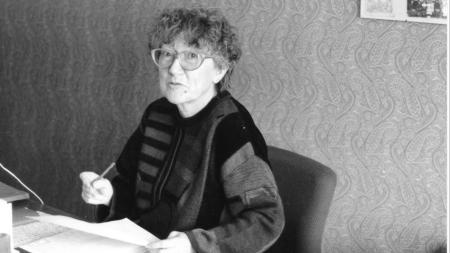 Colette Cosnier derrière son bureau