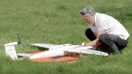 Thomas Houet et un drone avec des ailes