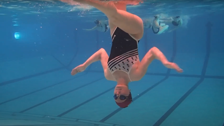extrait d'une vidéo montrant une pratiquante de natation synchronisée sous l'eau