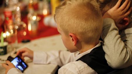 Enfant tenant un smartphone