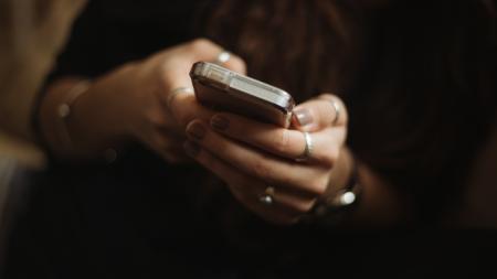 téléphone portable entre des mains