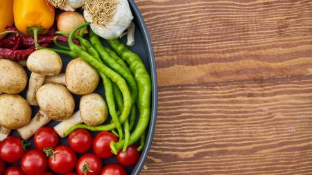 Bol de légumes sur une table en bois