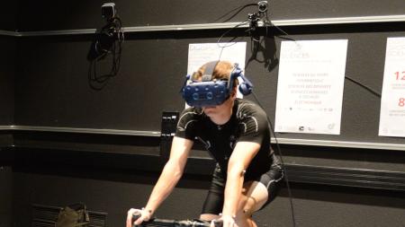 Photo d'une cycliste équipée d'un casque de réalité virtuelle