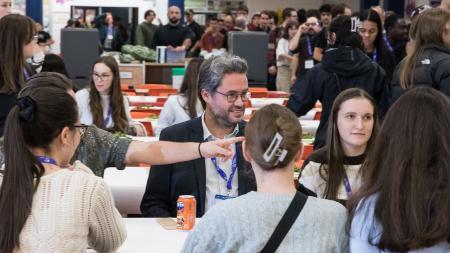 Sylvain Delouvée déjeunant avec des étudiantes au 26e Forum international Sciences Société