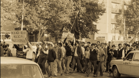 Les manifestants du 14 avril 1978 portent des pancartes en géorgien.