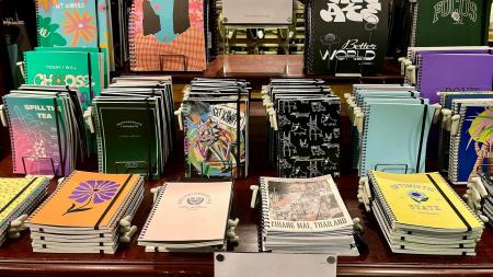 Photo d'un stand vendant des carnets.