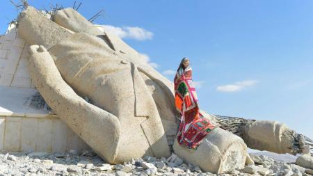Debout sur la statue renversée de Hafez Al-Assad, qui surplombait la ville de Deir Atiyeh, dans le Qalamoun (ouest du pays)… La Chute, de Mohamad Khayata, installation-photo. Mohamad Khayata, Fourni par l'auteur