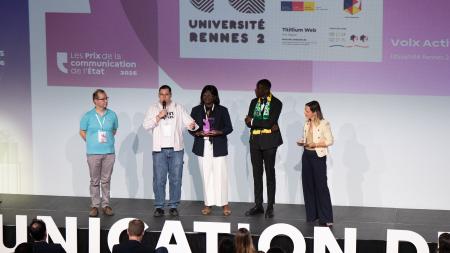 les étudiants lauréats reçoivent leur prix sur scène