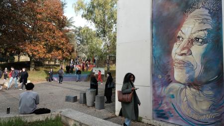 vue du campus Villejean avec la fresque représentant Toni Morisson ainsi que les marches arc-en-ciel