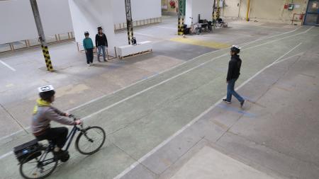 photo du dispositif expérimental montrant un cycliste et un piéton s'apprêtant à traverser devant lui