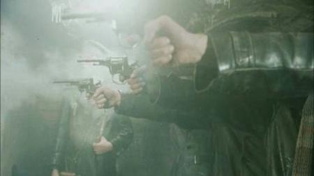  Scène du film montrant une exécution sommaire effectuée par la Tchéka.