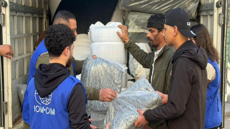 Des travailleurs humanitaires distribuent des fournitures d’aide à des personnes déplacées au Liban