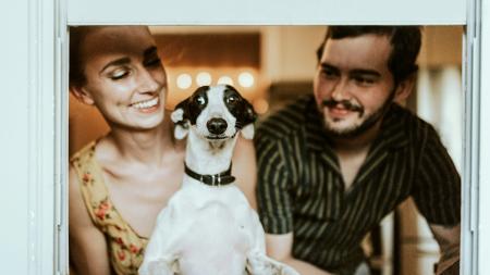 Photo d'un couple entourant un chien