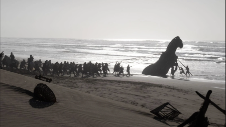 Image des troyens découvrant un cheval en bois sur la plage.