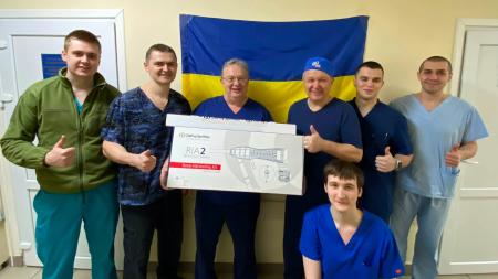 Andreï Volna, au centre, tient une boîte contenant un kit chirurgical de prélèvement osseux, en compagnie de ses collègues