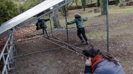 des enfants jouent dans un parc pour enfants