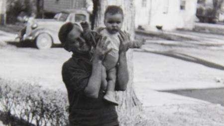 un père et son enfant dans les années 1950