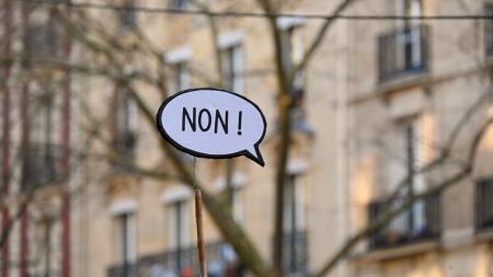 Pancarte disant non durant une manifestation contre le projet de réforme des retraites Macron. Paris. 11 février 2023