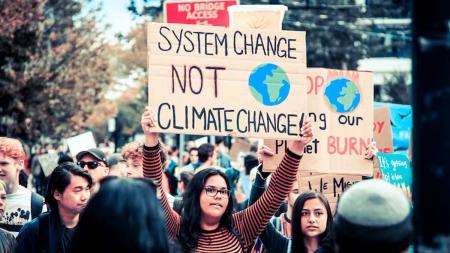 La peur de changement systémique, notamment mis en avant par les militants écologiques, raison d’être du climatosceptisme ? Chris Yakimov/Flickr, CC BY-NC